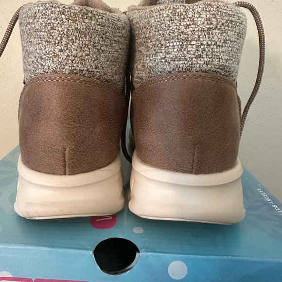 Skechers Women's Taupe/Tan Water Repellent Sunday’s Best Boots NWT - Picture 6 of 9